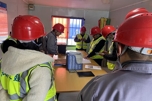 图片二:集团公司领导对现场施工资料进行检查.jpg 图片二:集团公司领导对现场施工资料进行检查.jpg